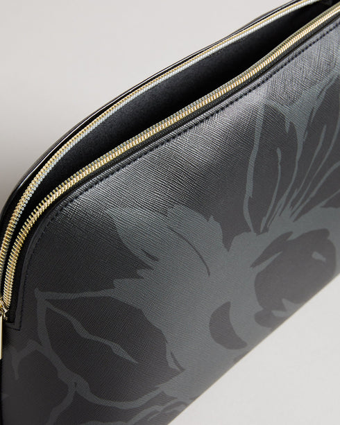 <P><Span Style="Text-Decoration: Underline;">Bolt On Saffiano Washbag</Span></P>
<P>The Ultimate Travel Companion, Holl Wi...